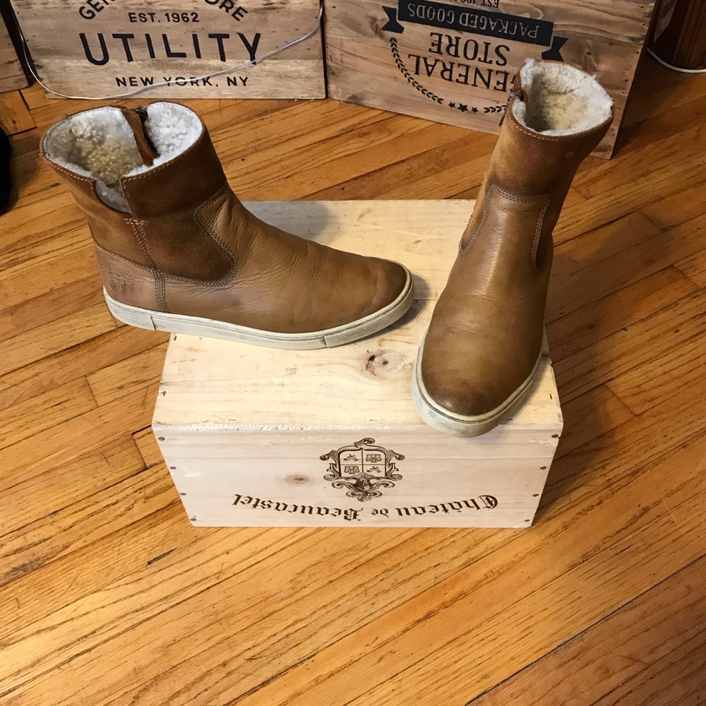 Frye winter shoes with sheep skin in size 9